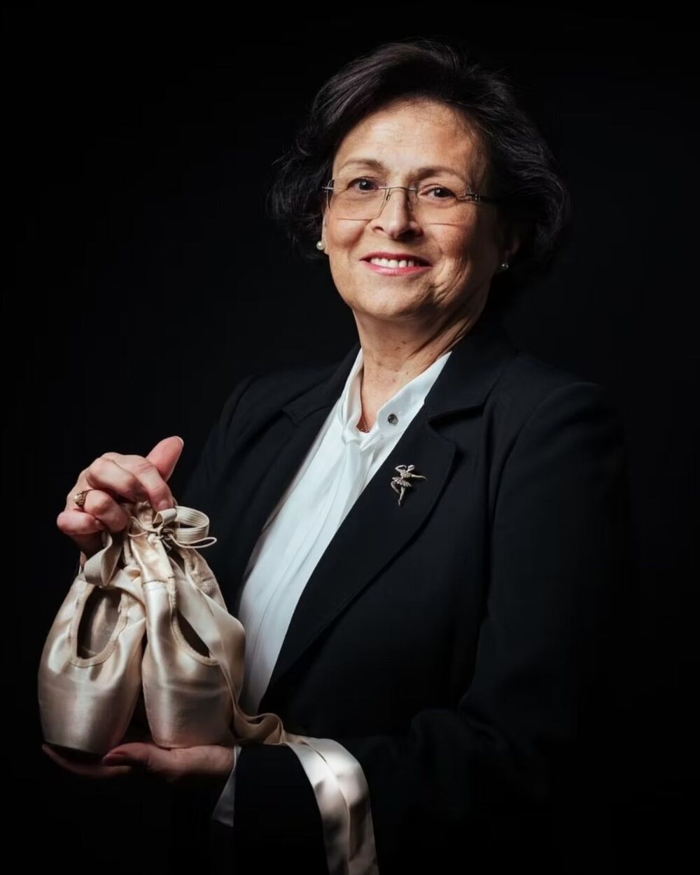 Ana Mangericão, fundadora da EDAM, a acompanhar de perto o trabalho técnico de uma aluna